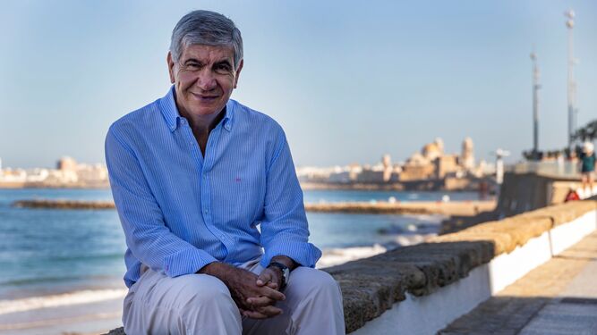 El catedrático emérito Manuel Bustos, fotografiado junto a la playa de Cádiz.