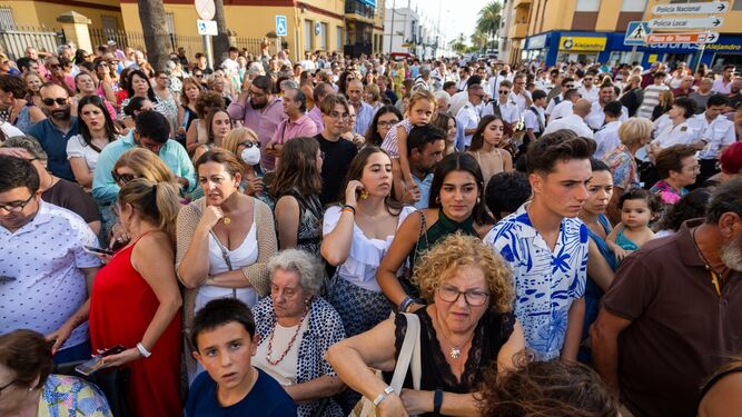 Numerosas personas han salido a la calle con motivo de la procesión de la Virgen del Carmen.