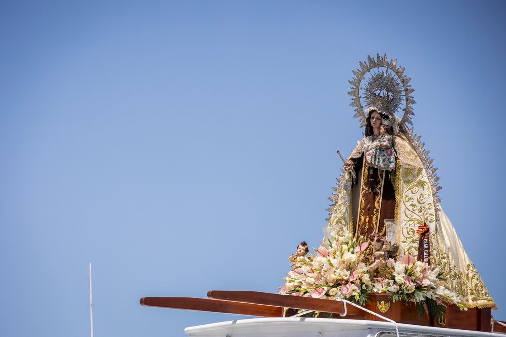 Las im&aacute;genes de la procesi&oacute;n mar&iacute;tima de la Virgen del Carmen de Gallineras en San Fernando