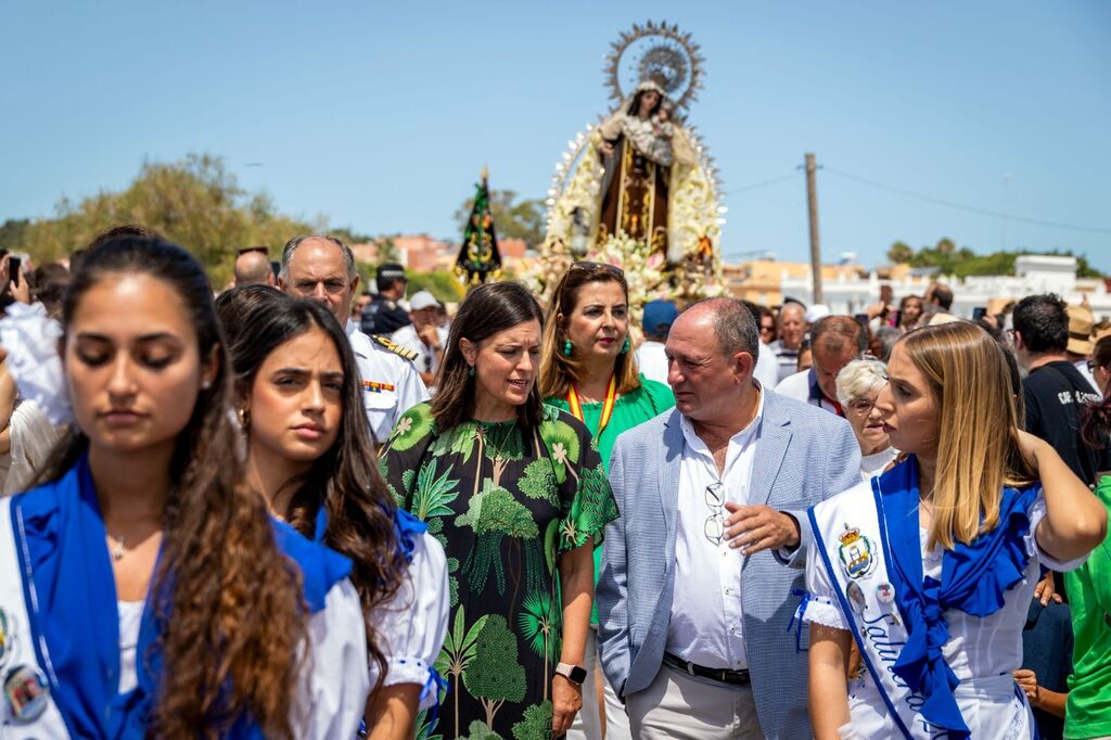 Las im&aacute;genes de la procesi&oacute;n mar&iacute;tima de la Virgen del Carmen de Gallineras en San Fernando