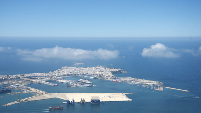 Vista aérea del casco histórico de Cádiz con la nueva terminal de contenedores en primer plano y la canal de entrada al puerto, a la derecha.