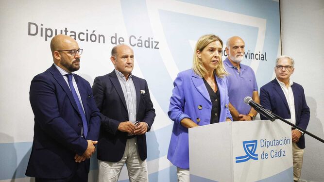 Almudena Martínez, con cuatro de los vicepresidentes, en la presentación del gobierno de la Diputación de Cádiz.