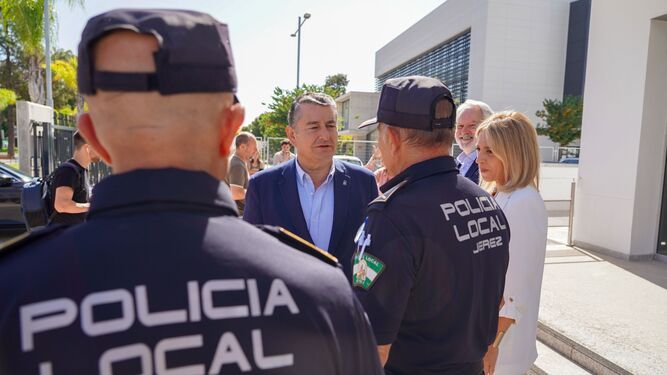 El consejero de Presidencia, Antonio Sanz, en un acto con policías locales en Jerez.