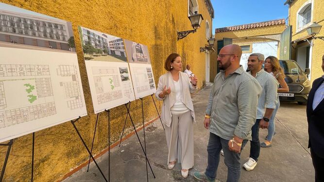 Los paneles con el proyecto presentado al alcalde en las Bodegas Gutiérrez Colosía.