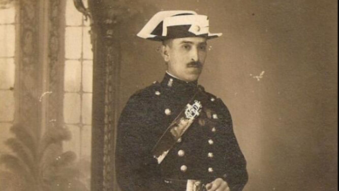 Retrato de Manuel Garzo Puebla con uniforme de gala de guardia civil de caballería.