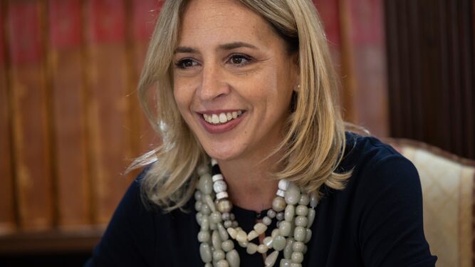 La presidenta de la Diputación, Almudena Martínez, durante la entrevista en la hemeroteca de Diario de Cádiz.