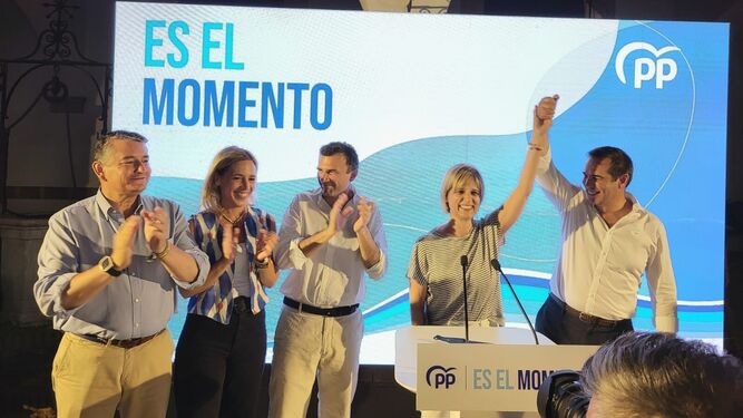 Pedro Gallardo levanta la mano de María José García Pelayo en el cierre de campaña del PP.