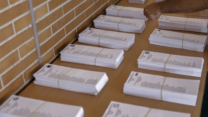 Papeletas de voto preparadas en un colegio electoral de Madrid.