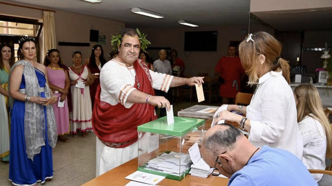 El alcalde de Saldaña vota vestido de romano en las elecciones generales.