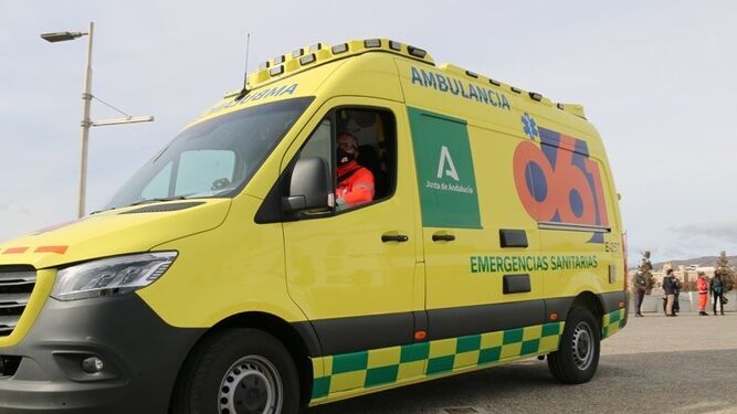 Una ambulancia del servicio de emergencias 061.