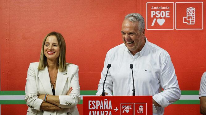 El socialista Ruiz Boix celebra el resultado electoral en Cádiz el pasado domingo.