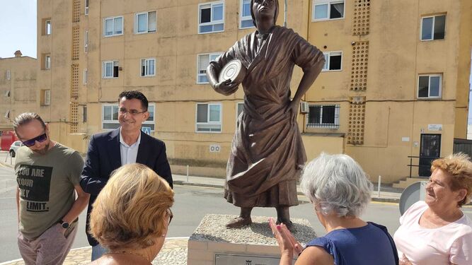 La escultura inaugurada en Barbate, a las mujeres de las fábricas de conservas.