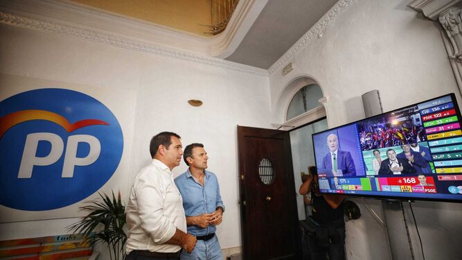 El presidente provincial del PP y el candidato al congreso siguen el escrutinio en Cánovas del Castillo.