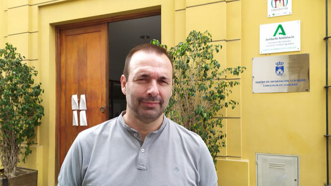 El concejal Francisco Belaustegui (Unión Portuense), en la puerta del edificio del área de Servicios Sociales.