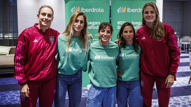 Visita de las madrinas de Iberdrola: Sandra Sánchez, Queralt Castellet y Lucía Martiño a la Selección femenina de Fútbol.