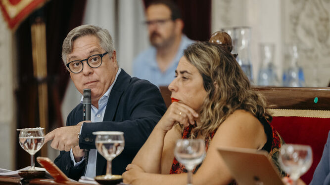 El portavoz del PSOE de Cádiz, Óscar Torres, en un pleno del Ayuntamiento.