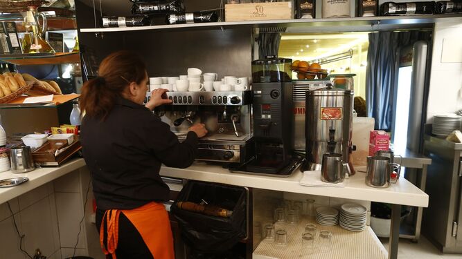 Imagen de archivo de una trabajadora de una cafetería