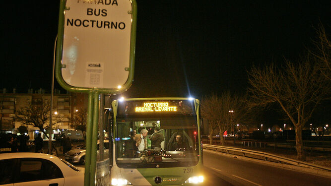 Un autobús nocturno, durante uno de sus trayectos.