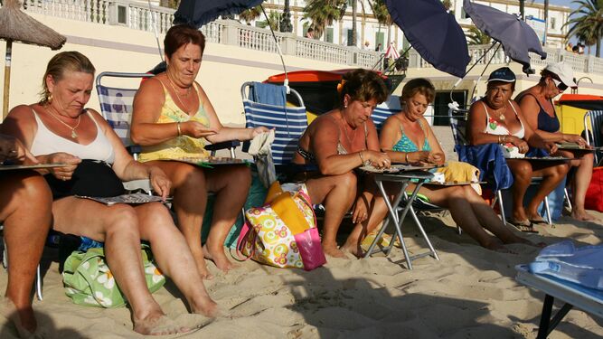 Imagen de archivo de bañistas caleteras jugando al bingo en la playa de Cádiz