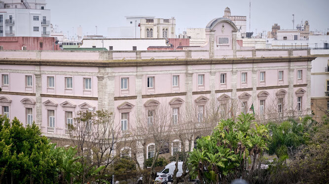 Vista panorámica del Palacio Provincial de Diputación en Cádiz