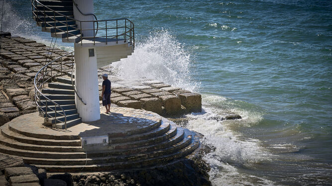 La zona de las escaleras en la playa de Santa María, en Cádiz.