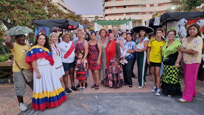 Una foto de familia de las participantes en la fiesta multicultural de la barriada de Los Milagros.