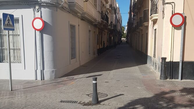 Pivote que impedía el acceso a la calle Veedor y que ha sido retirado por el Ayuntamiento, según denuncia Adelante Izquierda Gaditana.