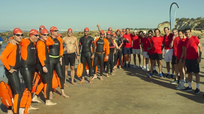 El grupo de deportistas, poco antes de la salida desde la playa de Fuentebravía.
