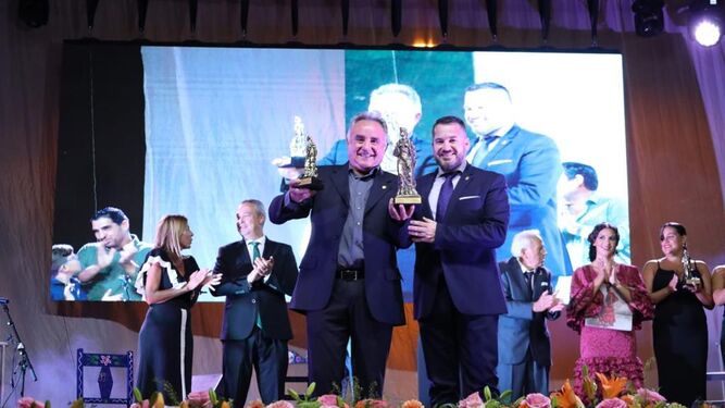 El ganador con el alcalde de Paterna.