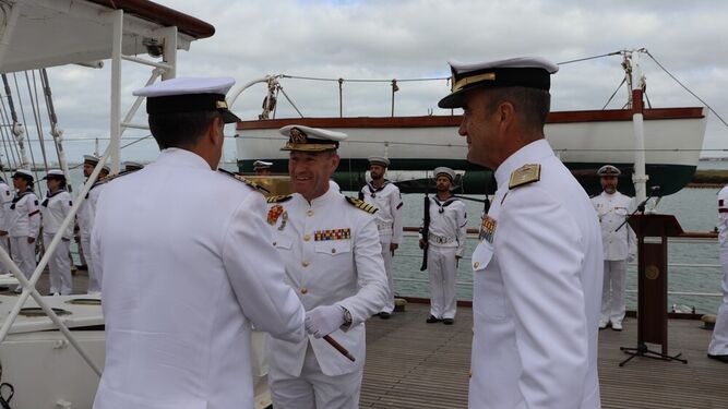 Entrega del bastón de mando al capitán de navío Luis Carreras-Presas do Campo.