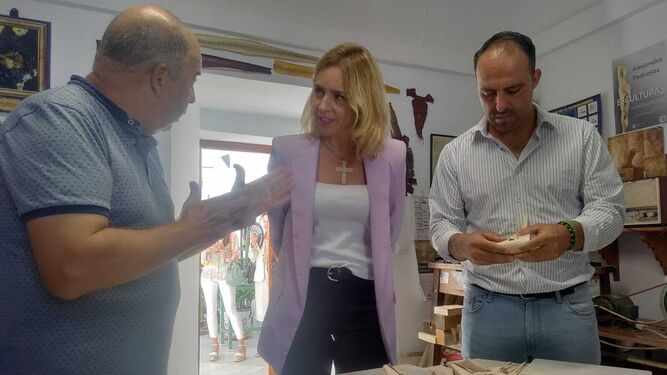Almudena Martínez y el alcalde de Ubrique  en la exposición de la piel.