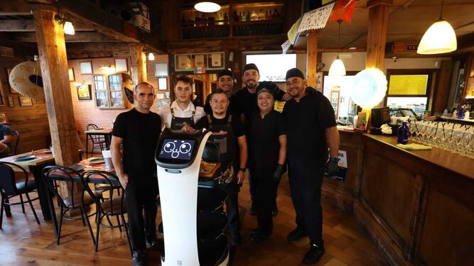 BellaBot, el primer robot camarero de Jerez, con trabajadores de 'Mamalupe'.