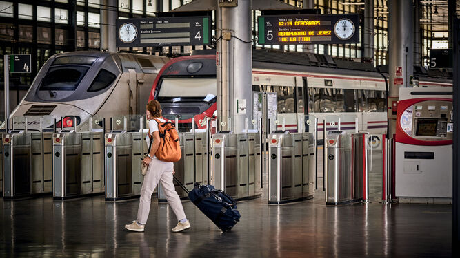 Una mujer llegando a la estación de Cádiz con maletas.