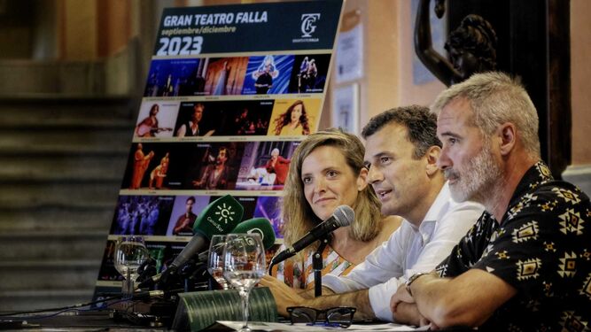 Maite González, Bruno García y Pepe Bedoya, en la presentación de la nueva programación del Teatro Falla.