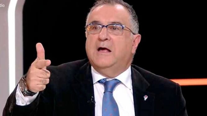 Roberto Gómez gesticula en una intervención en televisión.