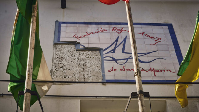 La placa deteriorada de la Fundación Rafael Alberti, en la calle Santo Domingo.