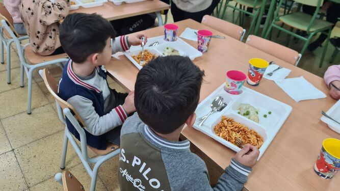 Niños en un servicio de comedor escolar.