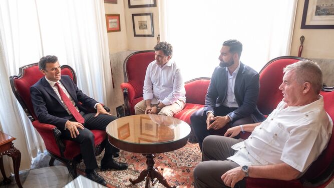 El alcalde y el presidente del Cádiz, reunidos recientemente con el vicepresidente cadista y el concejal de Deportes.