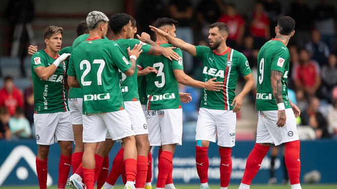 Los jugadores del Alavés, que vistieron de verde, celebran uno de los goles en Tajonar.