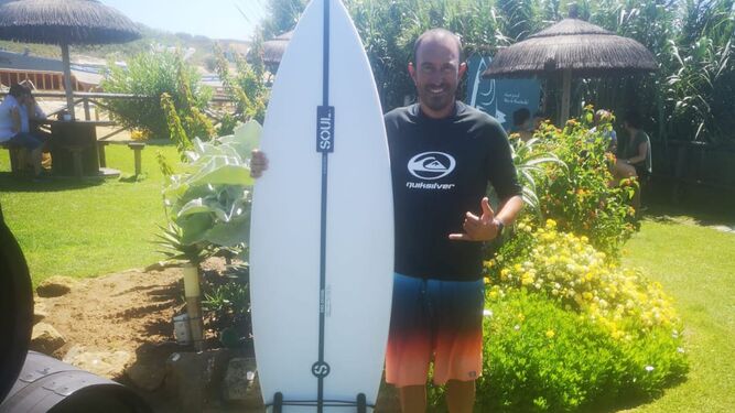 El surfista, Mario Sebastián participó en las tareas de rescate de ocho bañistas.