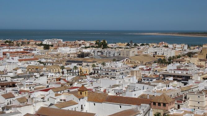 Vista de la ciudad, con la desembocadura del río Guadalquivir al fondo.