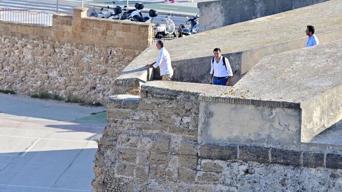 El Ayuntamiento de Cádiz quiere reabrir el paseo superior de las Puertas de  Tierra