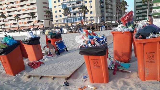 Contenedores de basura completamente repletos, en el acceso a la Playa Victoria, junto al Bebo los Vientos.