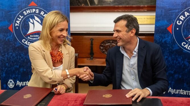 La presidenta de la Diputación de Cádiz y el alcalde estrechan su mano tras firmar el convenio para la Regata.
