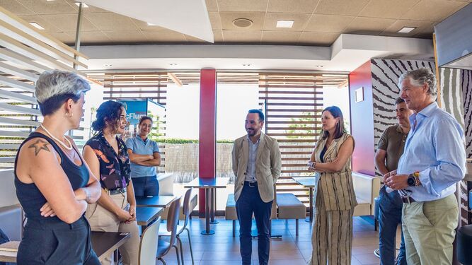 Patricia Cavada y Fernando López Gil, durante la visita realizada al nuevo restaurante de la cadena McDonald's, el primer establecimiento que abrirá sus puertas en el parque comercial de Janer. Su inauguración está prevista para este jueves 10.