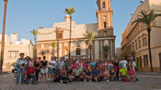 El grupo de la Asociación Jacobea de Cádiz en el kilómetro cero de la Vía Augusta, en la iglesia de Santiago.