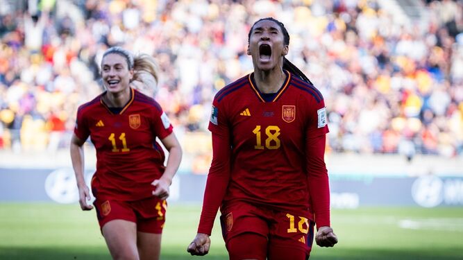 Salma Paralluelo grita con fuerza su gol a Países Bajos.