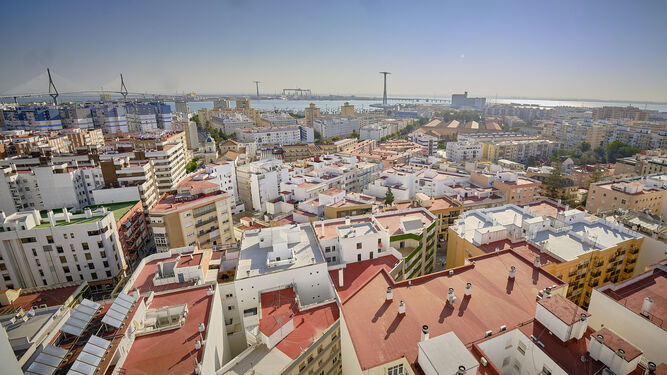 Vista de algunos barrios de Cádiz con los dos puentes de la Bahía al fondo.