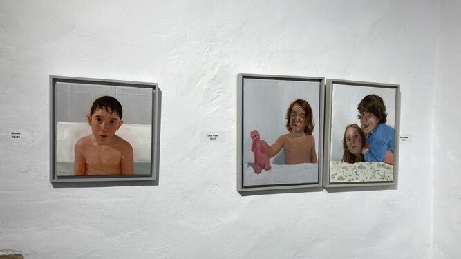 Algunas de las obras que el gaditano Pepe Baena expone en la galería La Vera Cruz de Vejer.
