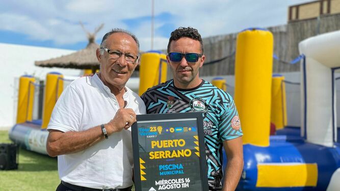 Paco Baena, embajador del club, posa con Antonio José Roldán, concejal de Deportes de Puerto Serrano.